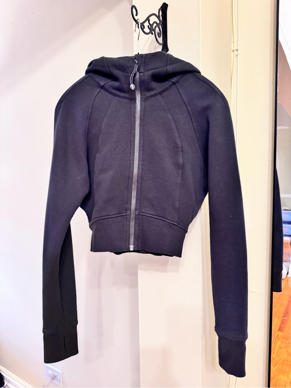 Worn once. Lululemon Scuba Full-Zip Cropped Hoodie - black - Picture 4 of 7